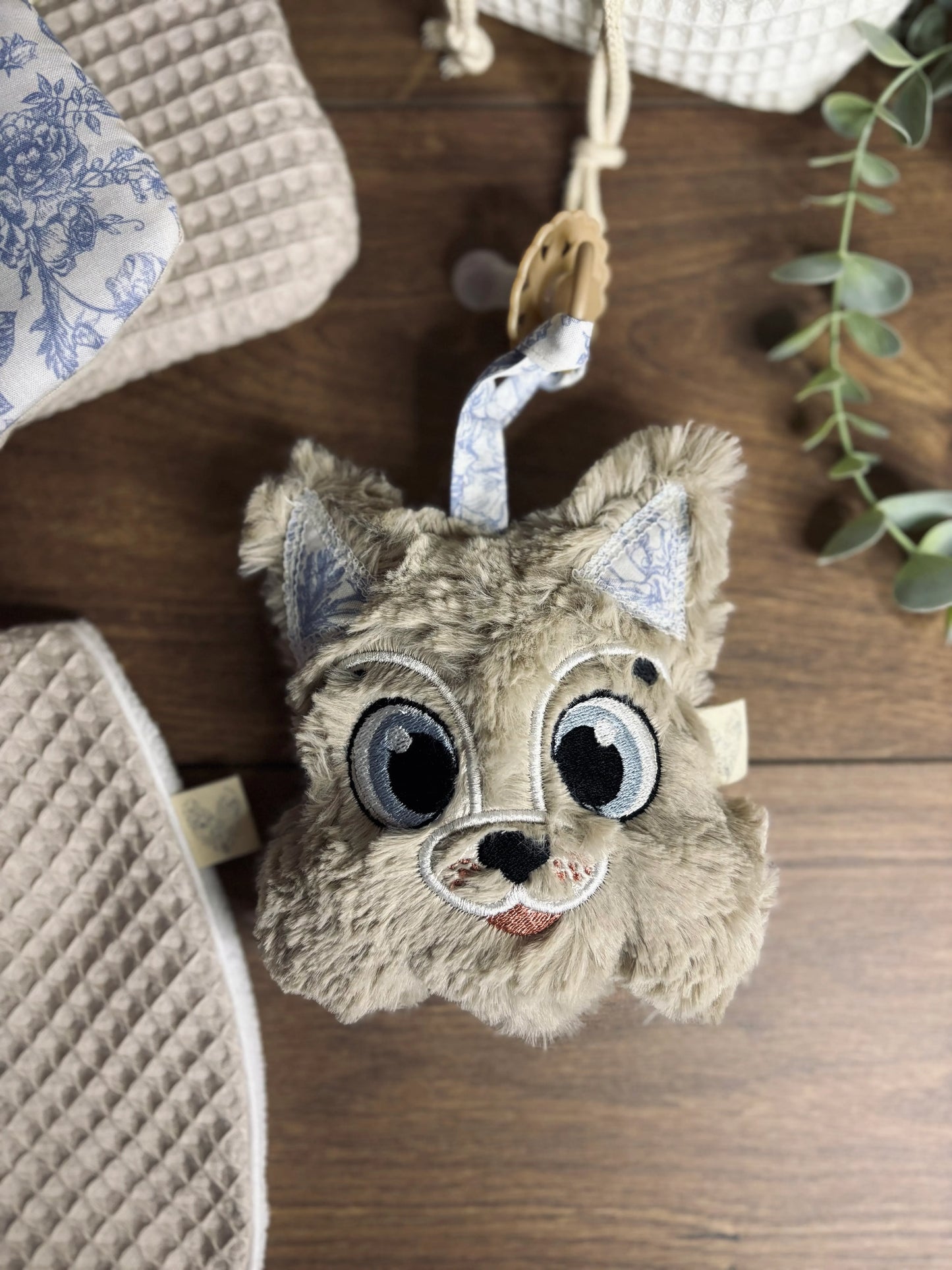 Accroche-tétine tête de Maos sur mesure