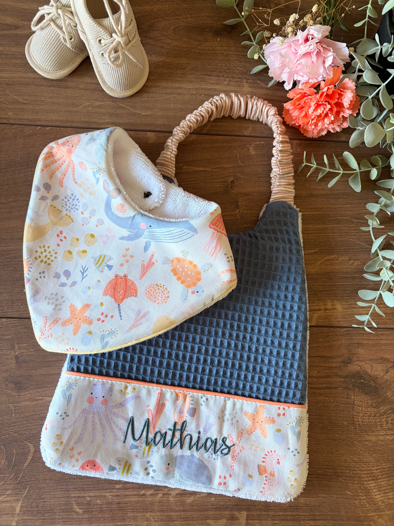 Lot Bavoir bébé + Serviette imperméable à personnaliser