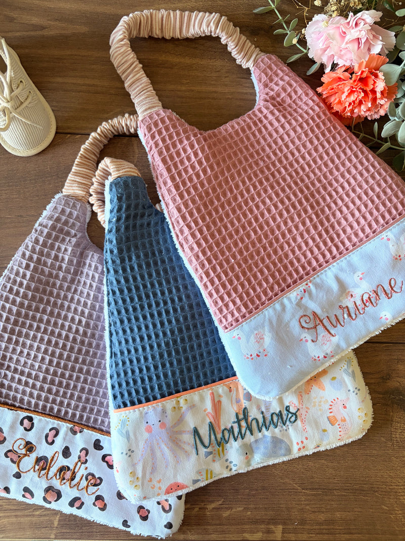 Lot Bavoir bébé + Serviette imperméable à personnaliser